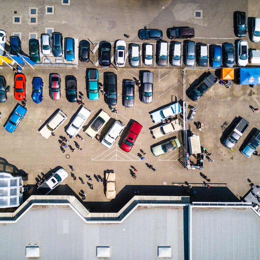Een parkeerplaats met auto's